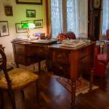 Ma il pezzo forte della casa � un�elegante e lucida scrivania in legno. �� quella dove Aldo Moro lavor� dagli inizi degli anni 40 fino al 1946 � afferma AntonGiulio -. Lui, mio zio Francesco Maria e Pasquale Del Prete (futuro rettore dell�Universit� di Bari), aprirono infatti un ufficio al primo piano del palazzo�